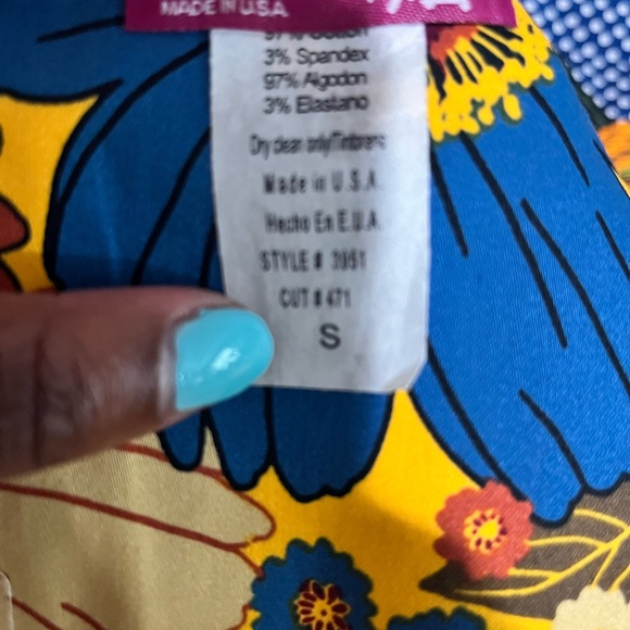 Yellow flowered women’s dress. Size Small. Stretchy. Has pockets. - Picture 4 of 4